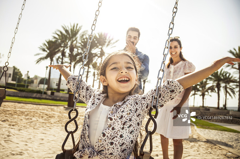 在阿联酋迪拜，一个快乐的年轻家庭图片素材