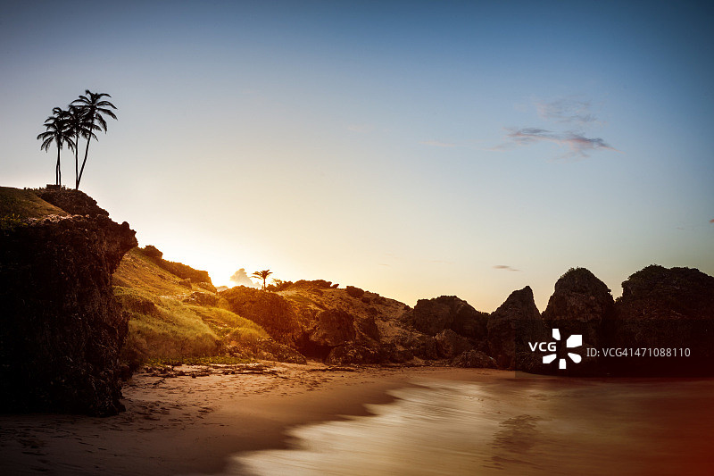 巴巴多斯，芭丝谢芭附近孤独海滩的日落图片素材