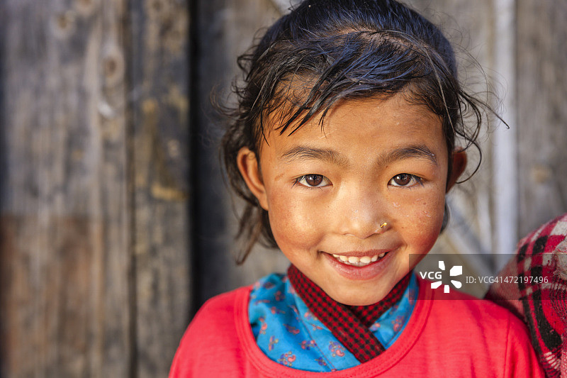 尼泊尔安普娜山脉附近的村庄里的小尼泊尔女孩图片素材