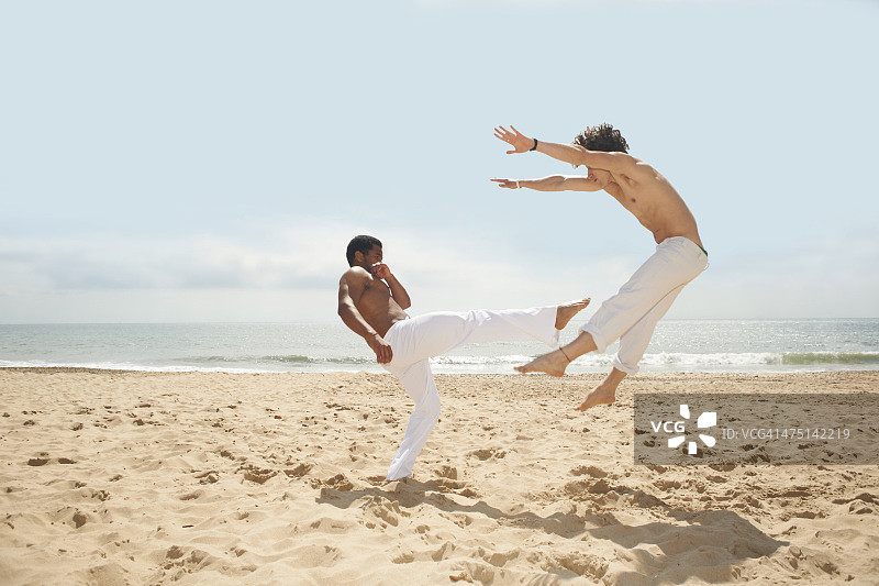 男人在海滩上跳卡泼卫拉舞图片素材