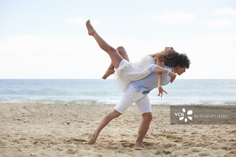 一对情侣在海滩上跳探戈舞图片素材