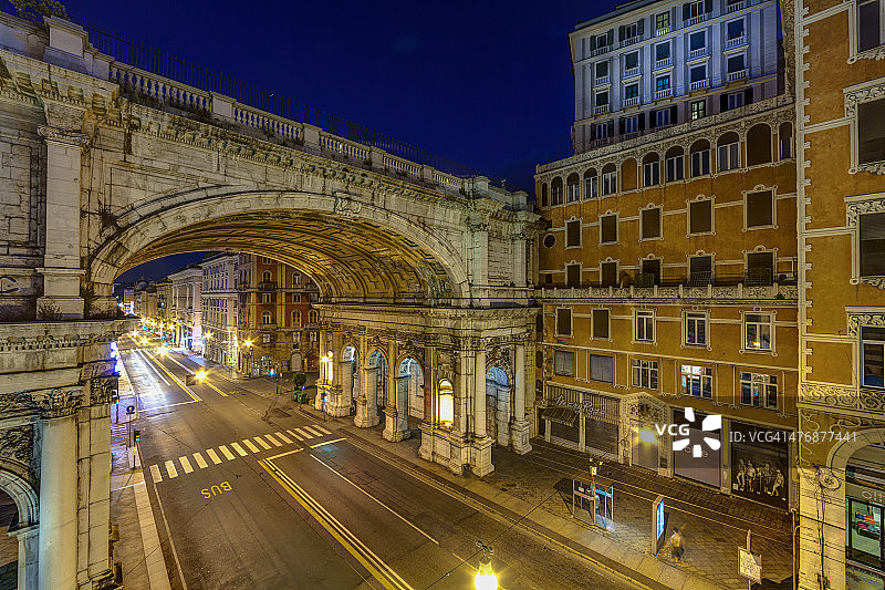 意大利，热那亚，购物街XX塞特姆布雷和纪念碑桥在晚上图片素材