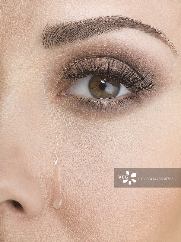 女性脸上的泪水，特写图片素材