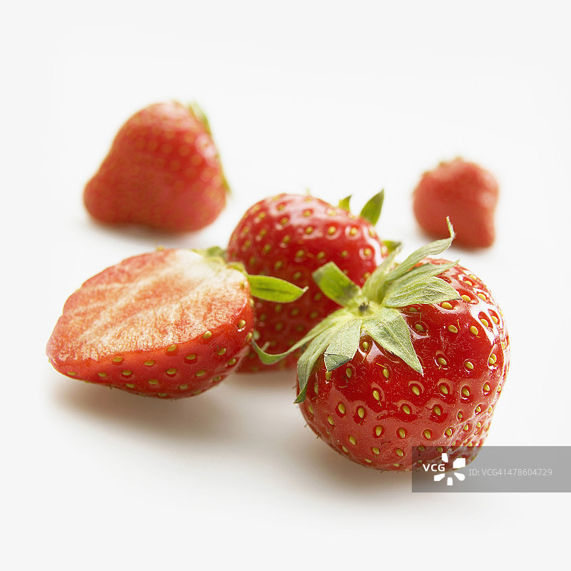 刚摘的草莓衬着白色图片素材