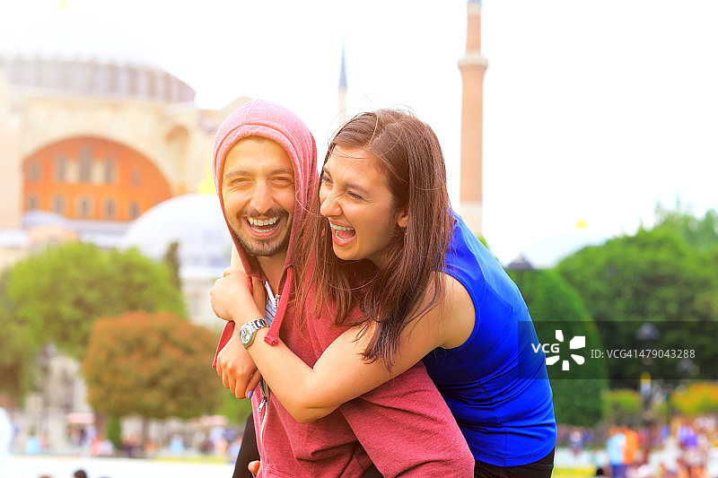 快乐的年轻夫妇在伊斯坦布尔图片素材