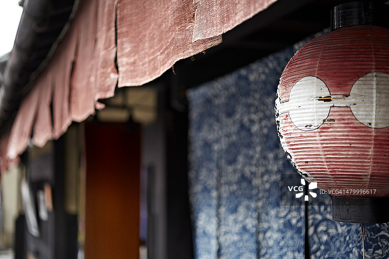 京都的纸灯笼和商店窗帘图片素材