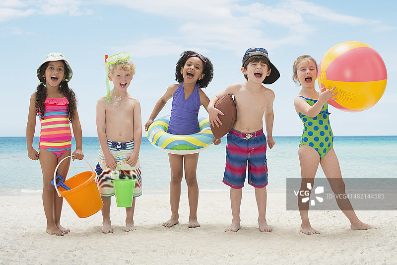 热情的孩子们在海滩上玩玩具的肖像图片素材