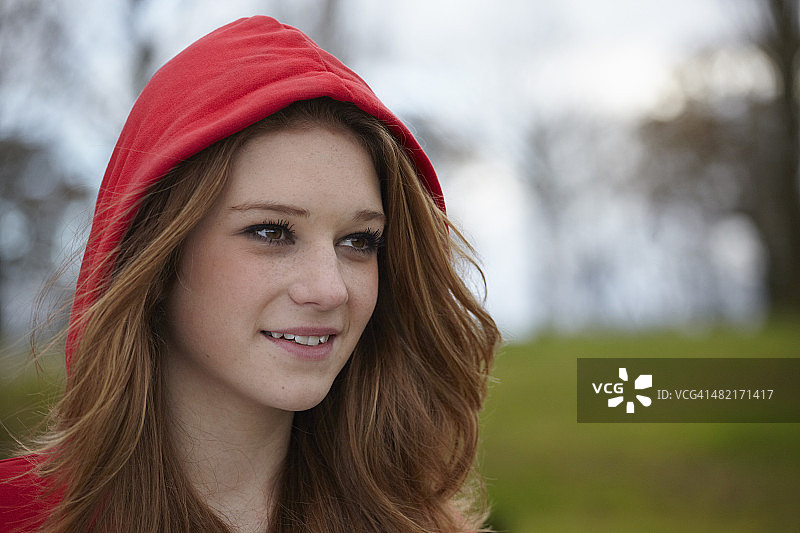 一个十几岁的女孩在户外肖像红色兜帽图片素材