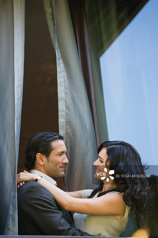 情侣在阳台上拥抱图片素材