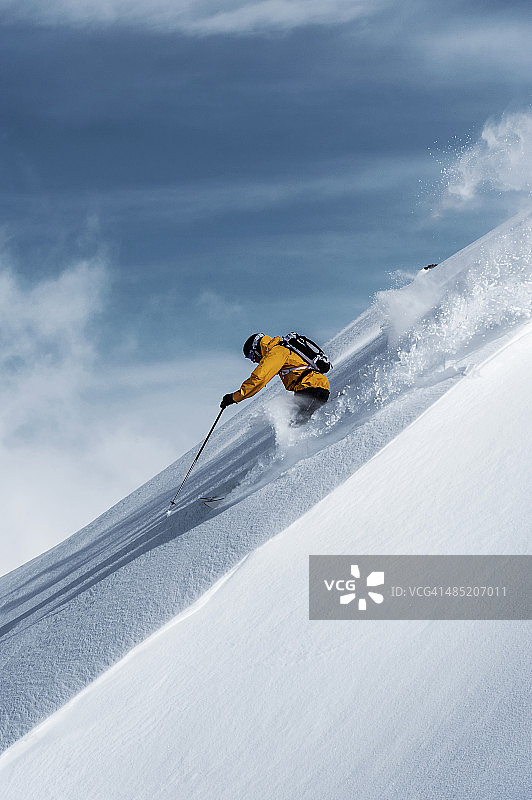 奥地利奥贝格尔，一名中年男性滑雪者正在快速下坡图片素材