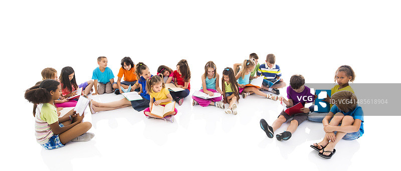 一群孩子坐在地板上一起学习。图片素材