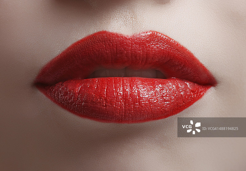 鲜红闪亮的嘴唇的特写图片素材