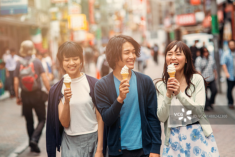 快乐的日本朋友在吃冰淇淋图片素材