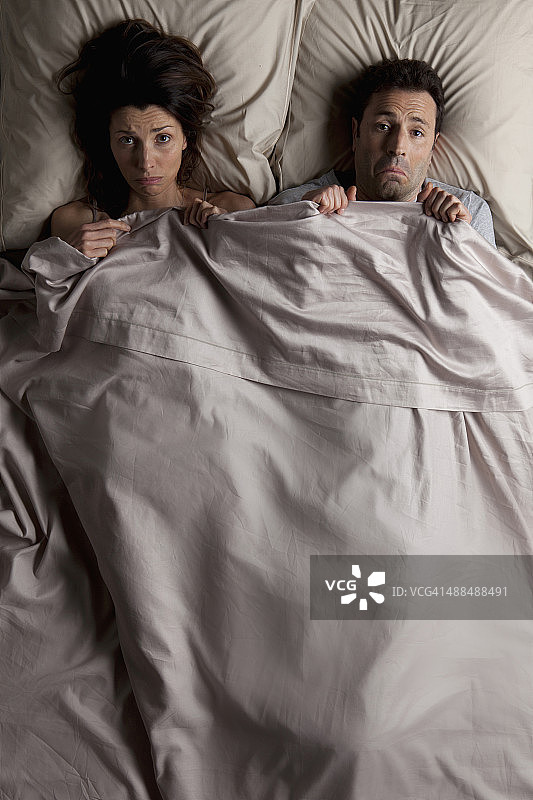 一对夫妇躺在床上图片素材