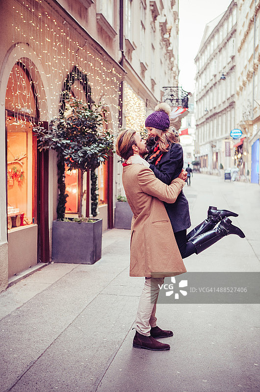 一对夫妇在户外玩冬天的城市。图片素材