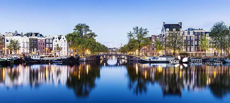 夕阳荷兰照亮阿姆斯特丹的桥梁和运河图片素材