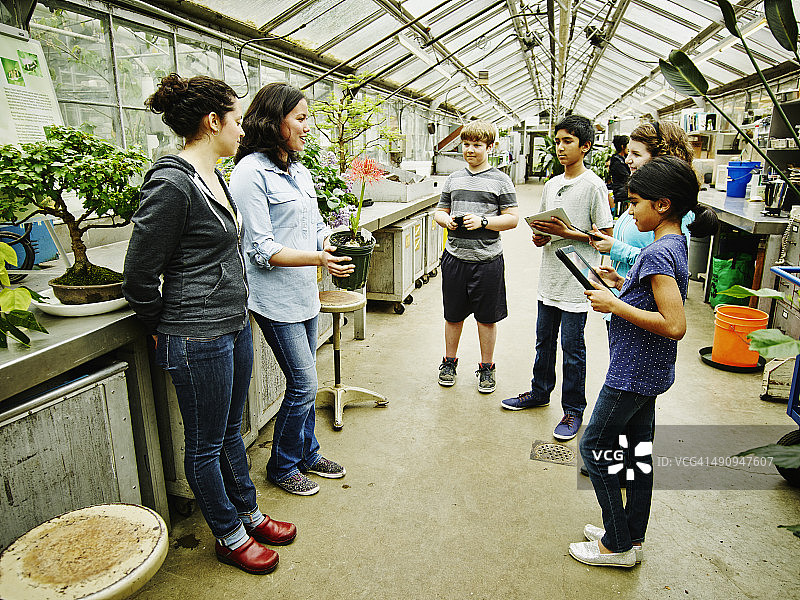 两位女植物学家向学生展示植物图片素材