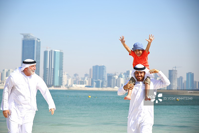 阿拉伯家庭在海滩上玩耍图片素材