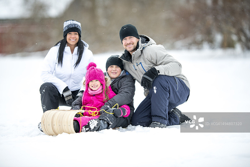 冬日里一家人坐在雪橇上图片素材