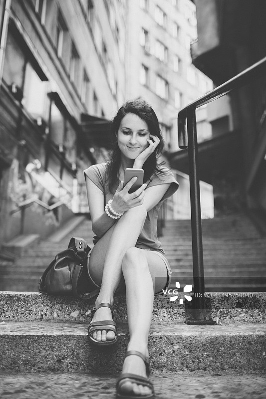 女人用智能手机发短信图片素材