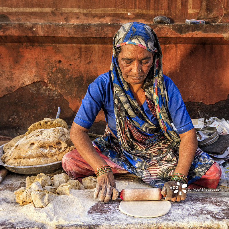 印度街头小贩准备食物-薄饼，扁面包图片素材