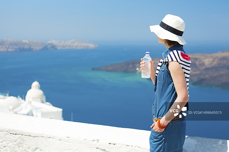 游客携带水瓶图片素材