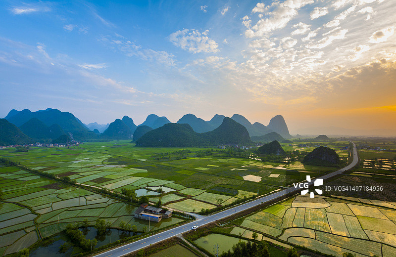 日落时分的稻田，桂林，中国图片素材