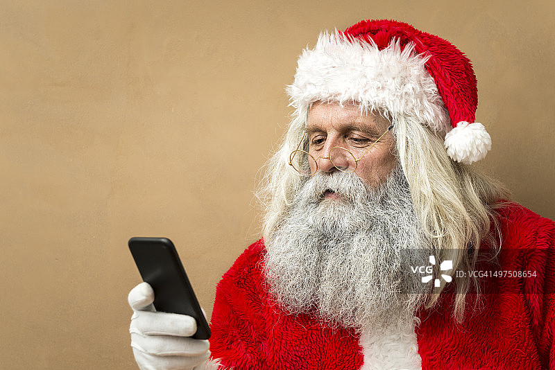 圣诞老人在看智能手机图片素材