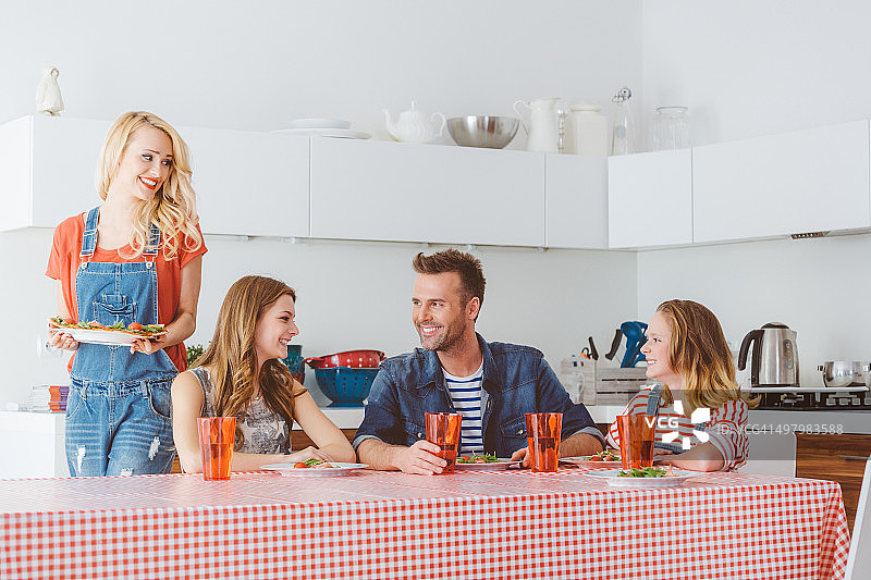 幸福的家庭在家里吃午餐图片素材