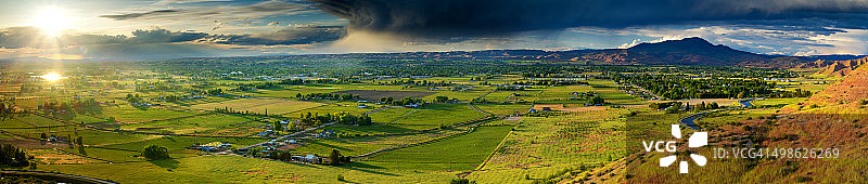 爱达荷州埃米特的暴风雨日落全景图片素材