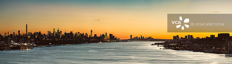 日落时哈德逊河上的纽约市天际线全景图片素材