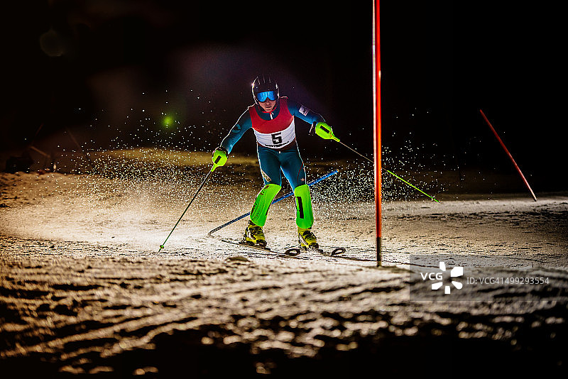一个职业高山滑雪训练的夜晚镜头图片素材