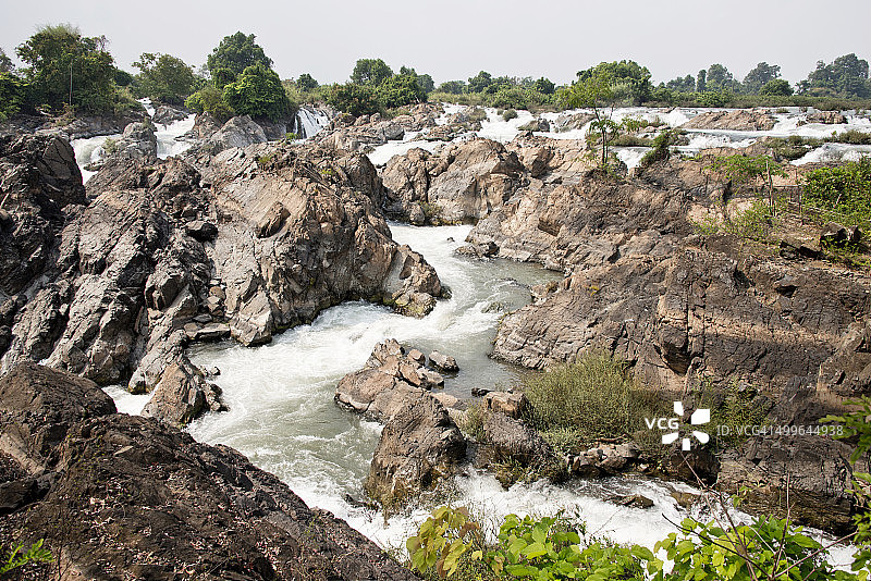 李斐瀑布在湄公河上的洞孔，老挝图片素材