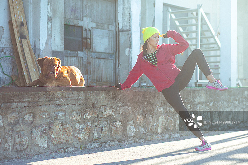 年轻的健康女子伸展后跑步图片素材