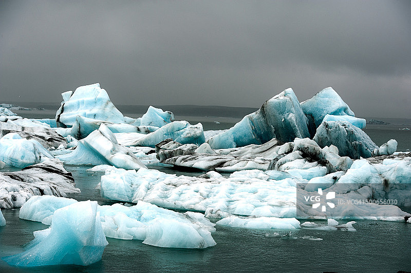 美丽的冰川泻湖景观Jökulsarlon在冰岛南部图片素材