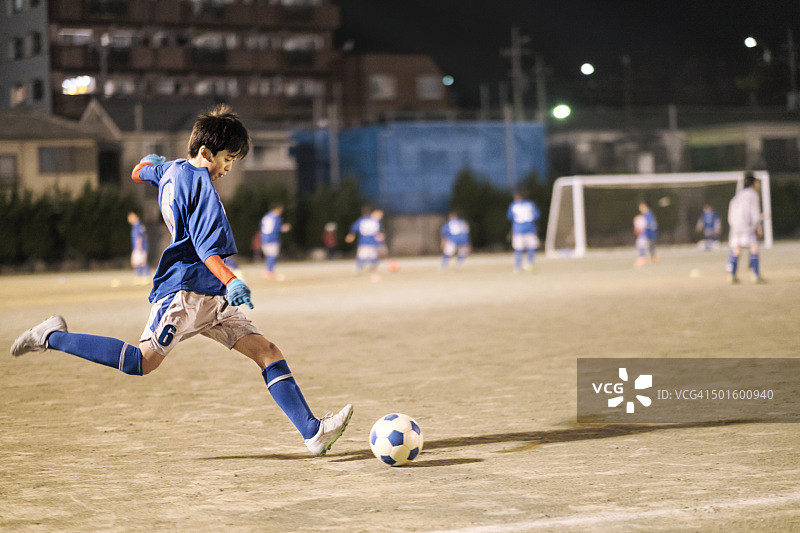 日本东京的青年足球运动员图片素材