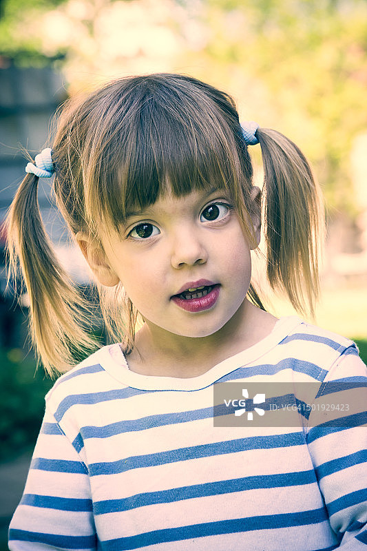一个扎着辫子的小女孩的肖像图片素材
