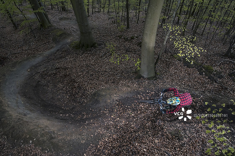 德国，下萨克森州，Deister，森林里的免费自行车图片素材