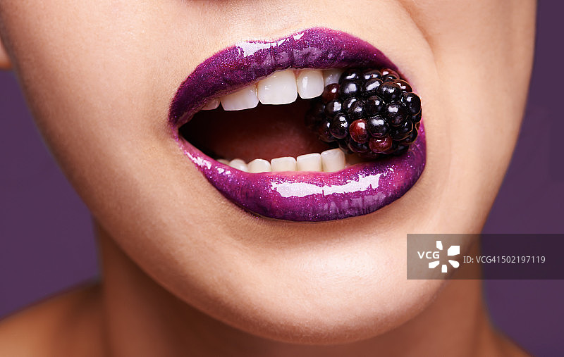用宝石来装饰的黑莓图片素材