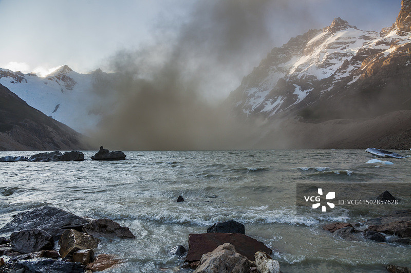 塞罗托雷山托雷湖上的沙尘暴图片素材