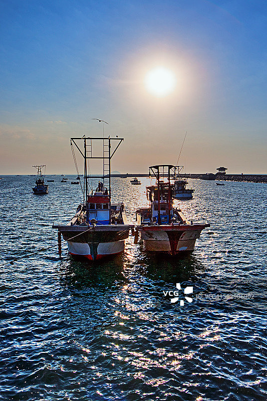太阳下的双渔船图片素材