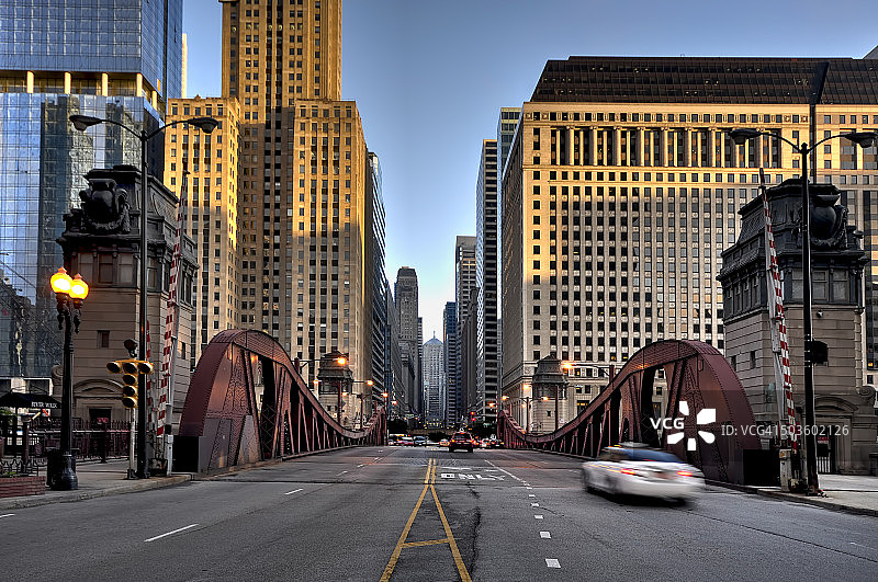 芝加哥市区克拉克街大桥图片素材