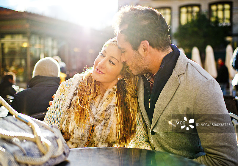 快乐的西班牙情侣在户外咖啡馆约会图片素材