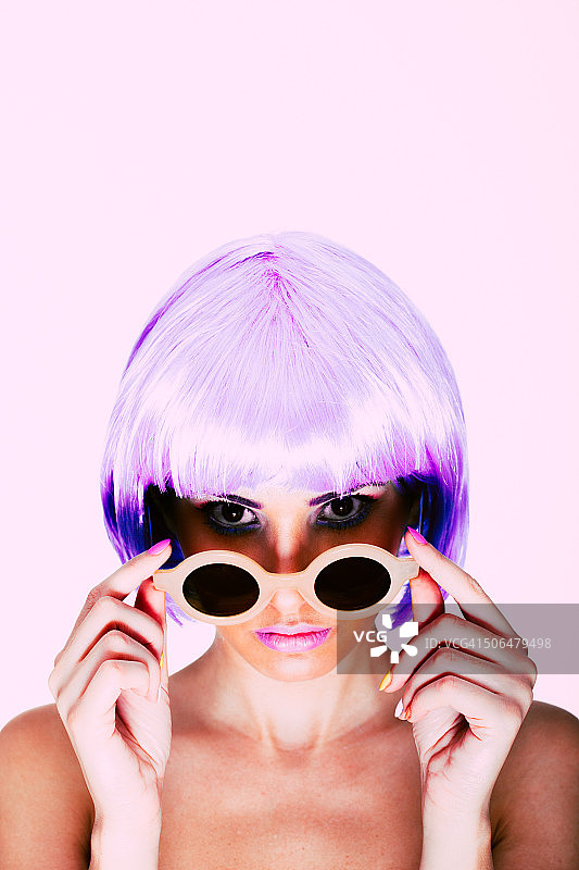 粉红色头发的时装模特图片素材