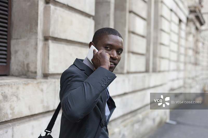 南非开普敦，一名非洲商人在CBD上打电话图片素材