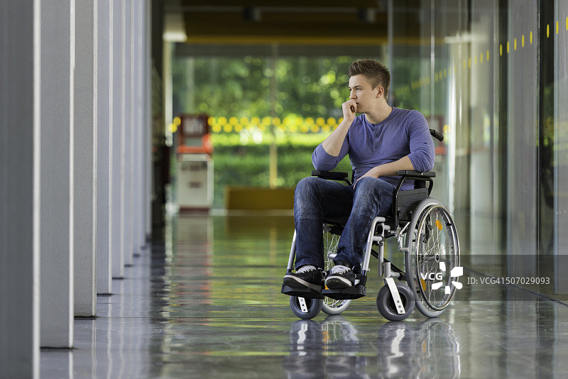 孤独的轮椅上的年轻人图片素材