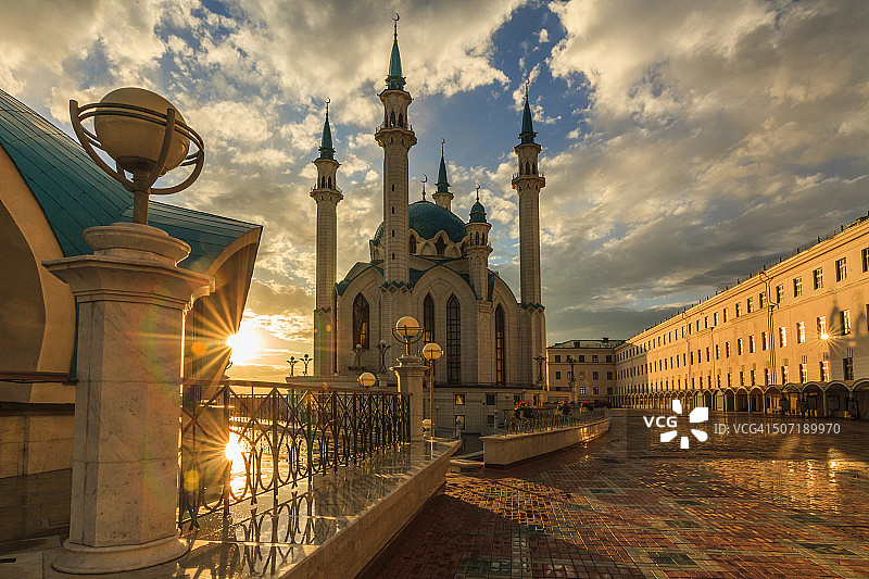 日落时分喀山克里姆林宫的库尔谢里夫清真寺图片素材