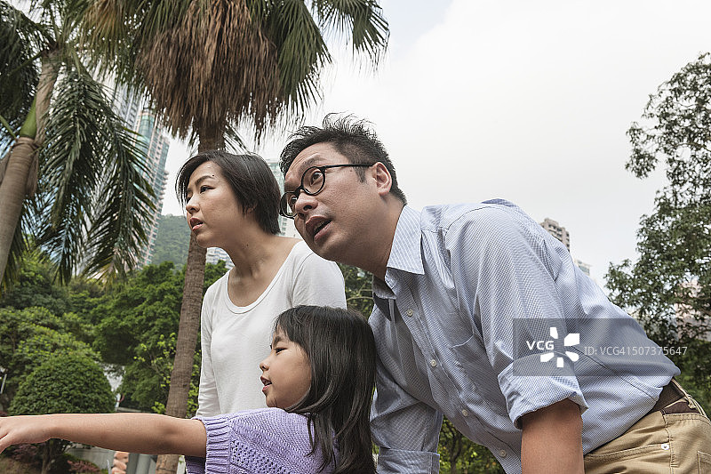 母亲，父亲和女儿在香港公园，中国图片素材
