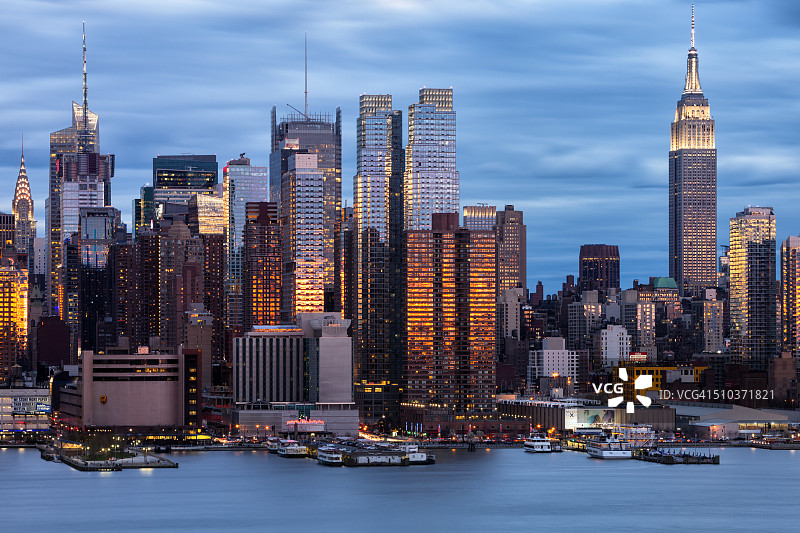 夕阳下的纽约摩天大楼图片素材