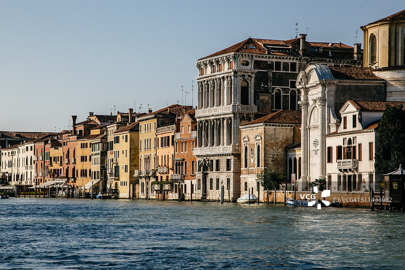 威尼斯大运河旁卡纳雷吉欧区联排别墅图片素材